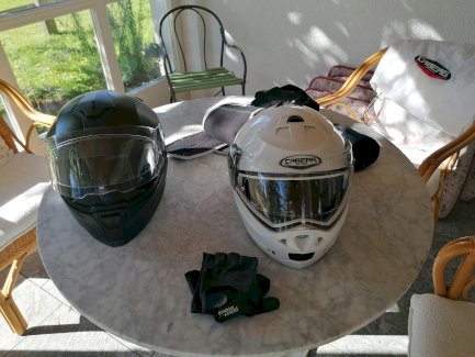 Motorradbekleidungen Helme etc.