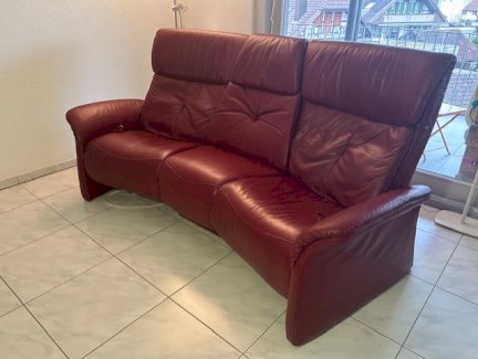 Trapezsofa Echtleder, inkl. Relaxfunktion + klappbarem Tisch - Gratisinserat.ch