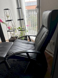 schwarzer Sessel und Hocker