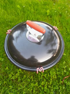 Portabler Bodum Holzkohlegrill.