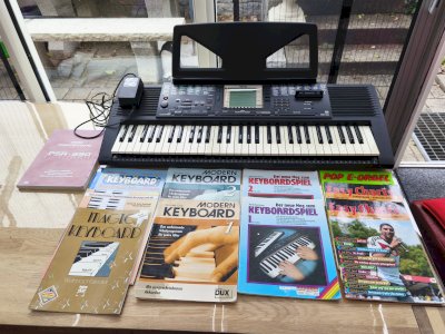 Yamaha PSR-330 - Elektronik Keyboard inkl. Notenbücher