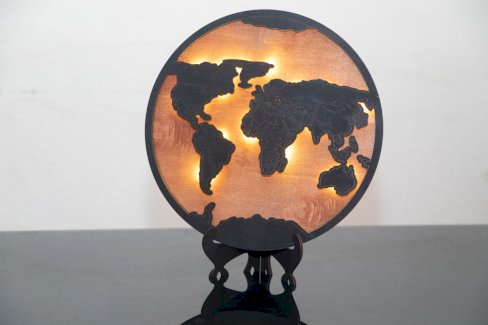 Beleuchtete Weltkarte aus Holz mit Ständer