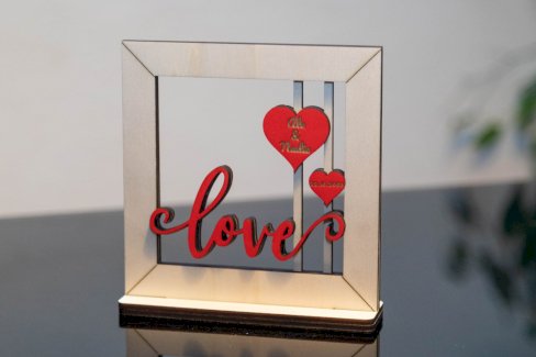 Holzrahmen 'Love' mit personalisierte Herz-Gravur