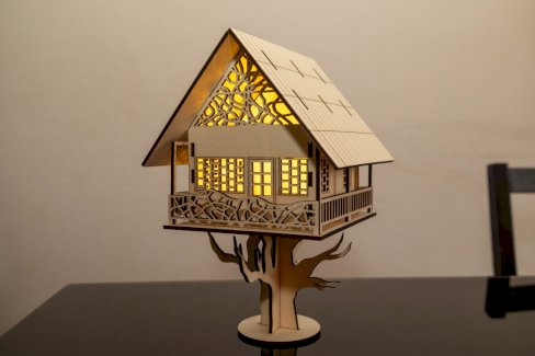 Lasergeschnittenes Baumhaus inkl. LED\'s - Gratisinserat.ch