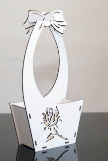 Lasergeschnittener weißer Geschenkkorb mit Rosenmotiv - Gratisinserat.ch