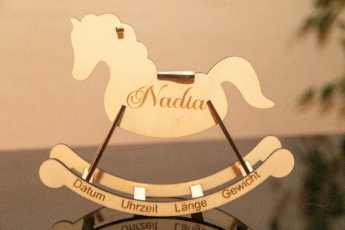 PERSONALISIERTES SCHAUKELPFERD AUS HOLZ ZUR GEBURT - Gratisinserat.ch