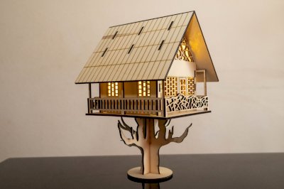 BAUMHAUS MIT LED-BELEUCHTUNG