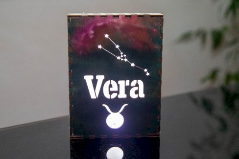 PERSONALISIERTE LED-LEUCHTBOX MIT STERNZEICHEN UND NAME