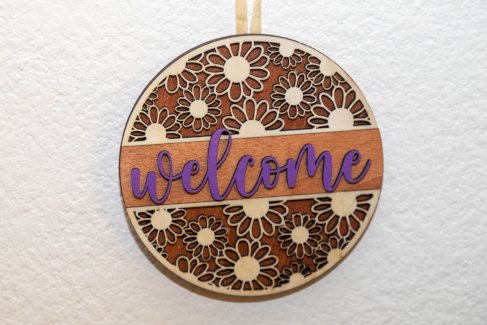 RUNDES HOLZ-WILLKOMMENSSCHILD MIT BLUMENMUSTER - Gratisinserat.ch