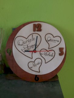 PERSONALISIERTE FAMILIEN-WANDUHR AUS HOLZ 