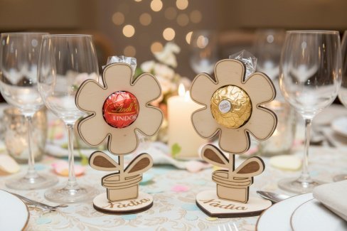 PERSONALISIERTER BLUME-SCHOKOLADENHALTER AUS HOLZ