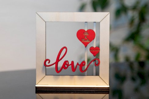 HOLZRAHMEN \'LOVE\' MIT PERSONALISIERTE HERZ-GRAVUR - Gratisinserat.ch