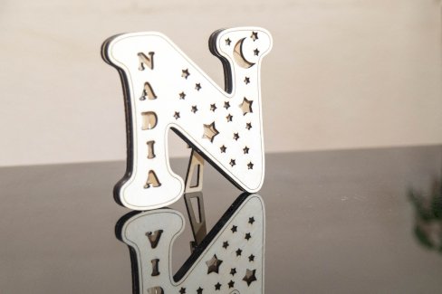 PERSONALISIERTER HOLZ-BUCHSTABE MIT NAME und LED Lichter - Gratisinserat.ch