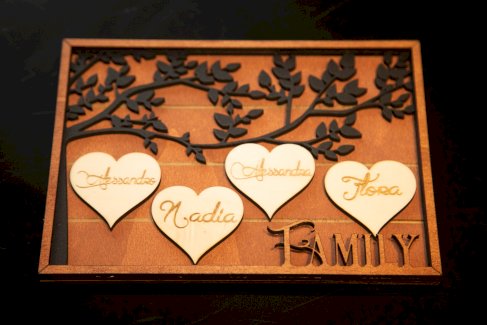 PERSONALISIERTER FAMILIEN-BAUM MIT GRAVIERTEN HERZEN