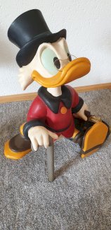 Uncle Scrooge with a bag full of money - 1 Statue