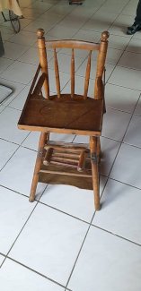 Antiker Hochstuhl für Kinder in Nussbaumholz 19.Jh. - Gratisinserat.ch