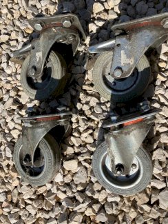 2 Lenk- und 2 Bockrollen