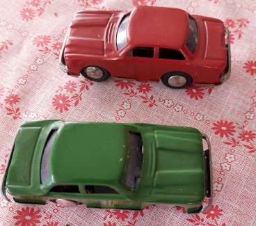 2 Blech Modellautos mit Schwungrad funktioniert - Gratisinserat.ch