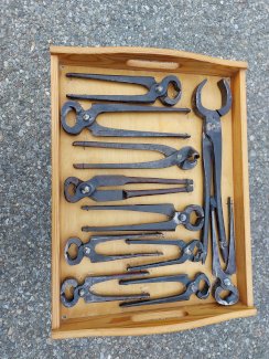 Kunst Beißzangen Bild zum Aufhängen aus Holz mit 11 Zangen  - Gratisinserat.ch