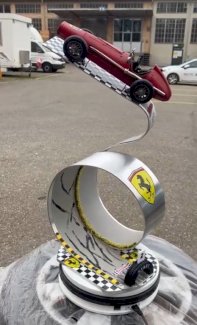 Skulptur Alu Profil mit Rennwagen Ferrari - Gratisinserat.ch