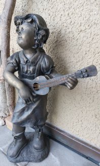 Bronzefigur Mädchen mit Gitarre 