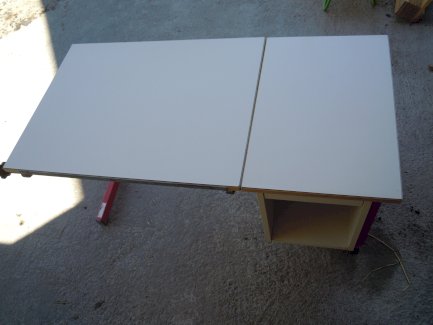 Pult mit hochklappbarem, magnetischem Tischblatt - Gratisinserat.ch
