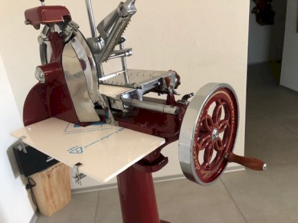 Schwungrad Aufschnittmaschine manuell mit Sockel - Gratisinserat.ch