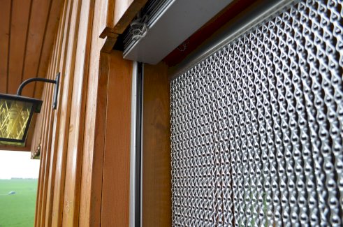 Türvorhang aus eloxierten Aluminiumketten
