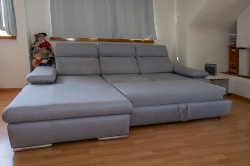 Ecksofa mit Schlaffunktion, Farbe Silber. Siehe Fotos.