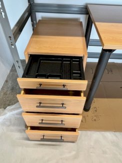 Qualität zu tollem Preis: Schreibtisch und Rollcorpus