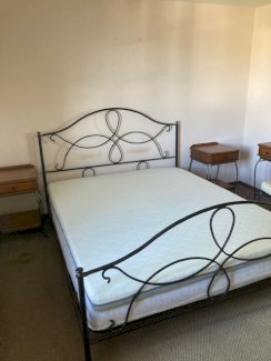 Bett inkl. Matratzen und Beistelltische gratis abzugeben