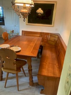 Eckbank mit Tisch aus Holz gratis abzugeben.