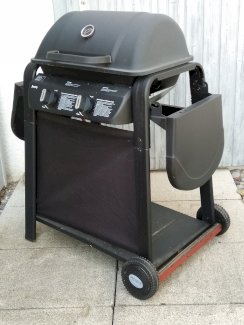 Gasgrill mit Haube und 2 Ablagen - Gratisinserat.ch