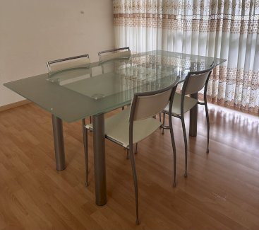 Tisch und Stühle gratis