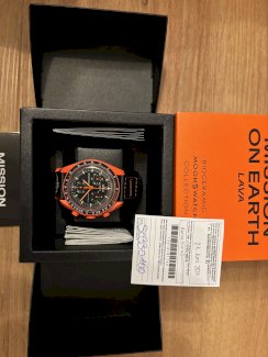 OMEGA x SWATCH - MoonSwatch - Mission on Earth - Lava (NEU) - Gratisinserat.ch