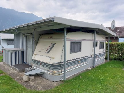 Camping-Vorbau mit Wohnwagen und Zubehör
