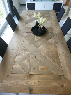 Wunderschöner Esstisch aus Holz