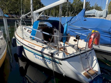 Segelboot mit Maschinenantrieb