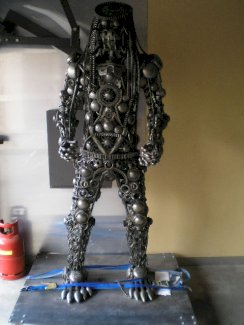 Eisen Figur Predator. Höhe ca. 2m 10cm. Aufrollende Plattform  - Gratisinserat.ch