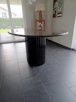 Ovaler Tisch mit Granitplatte - Gratisinserat.ch