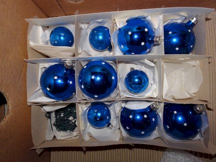 Weihnacht Kugel, blau glänzend mit Schnee Dekor - Gratisinserat.ch