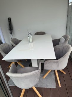 Moderner Esstisch mit Hochglanz-Oberfläche und Stühle - Gratisinserat.ch