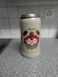 Bierkrug 1L mit Deckel - Brauerei RIEGELER BIER - Gratisinserat.ch