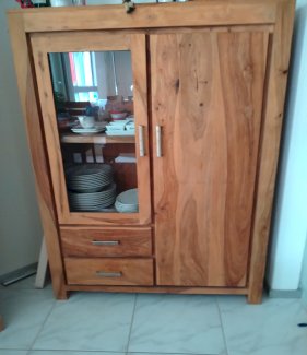 Vitrine mit Glas-und Holztüre Sheeshamholz - Gratisinserat.ch