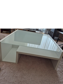 Salontisch mit Milchglasplatte