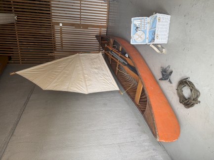 Antikes Kanu mit Segel