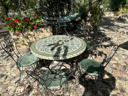  unter Hand, angefertigter Mosaik, Gartentisch