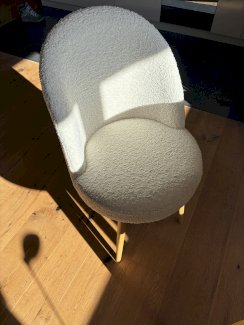 Tisch mit zwei Stühlen / Matratze