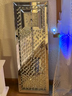 Wanduhr aus Glas und Strasssteinen - Gratisinserat.ch