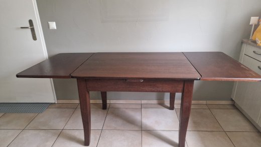 Gratis massiver Holztisch mit Stühlen - Gratisinserat.ch